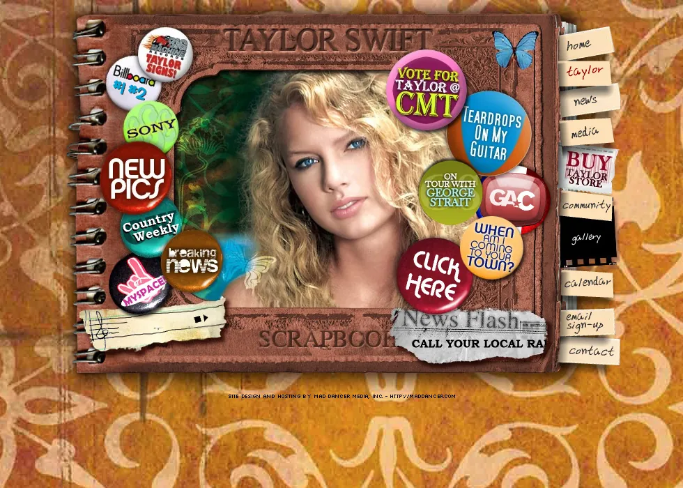 Screenshot von Taylor Swifts offizieller Website von 2007, ein skeuomorphes Scrapbook-Design voller glänzender Promo-Buttons rund um ein Foto der jungen Taylor Swift